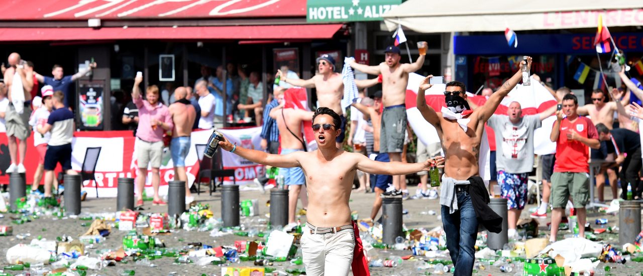 Im Rahmen des Länderspiels zwischen England und Russland kommt es zu massiven Ausschreitungen zwischen Hooligans. Foto: AFP | Leon Neal.