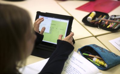 Spielzeug oder Fortschritt für die digitale Bildung? Eine Schülerin benutzt ein Tablet beim Lernen. Foto: Fred Dufour | AFP