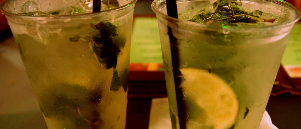 Die Gefahr lauert im Drink: Immer häufiger berichten Frauen von K.o.-Tropfen in ihren Getränken. Foto: Mojitos CC BY-SA 2.0 | anax44 / flickr.com