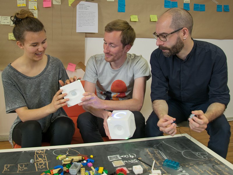 Mit Würfeln erklären Arne Berger (Mitte) und seine Kollegen das Internet der Dinge. Foto: TU Chemnitz | Andreas Bischof