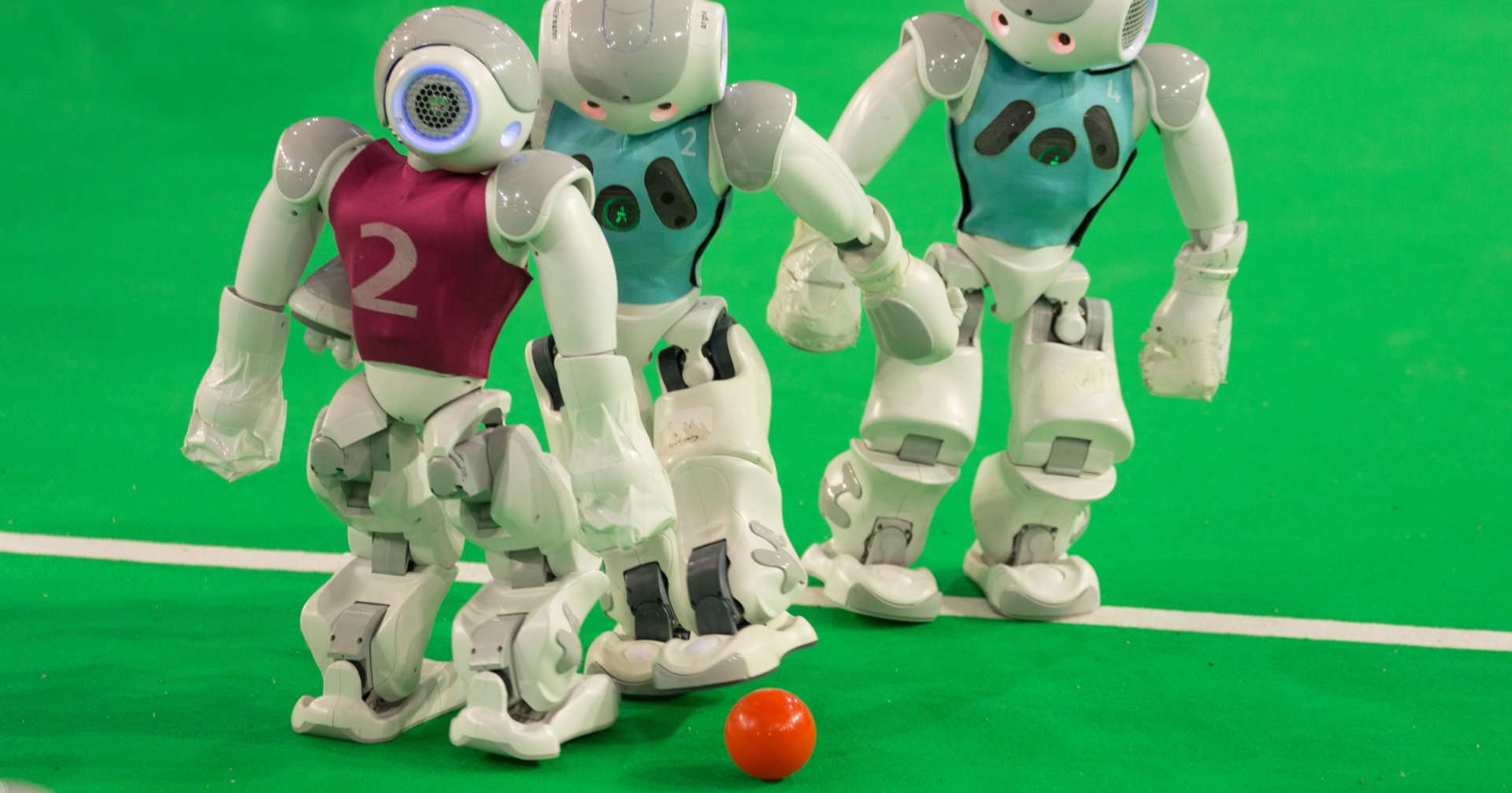 Турнир роботов по футболу. Робот. Робот "футболист". Спортивный робот. Робот спортсмен.