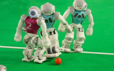 So sehen sie aus, die hitzigen Zweikämpfe beim Robocup. Foto: RoboCup 2013 CC BY-SA 2.0 | Jiuguang Wang / flickr.com