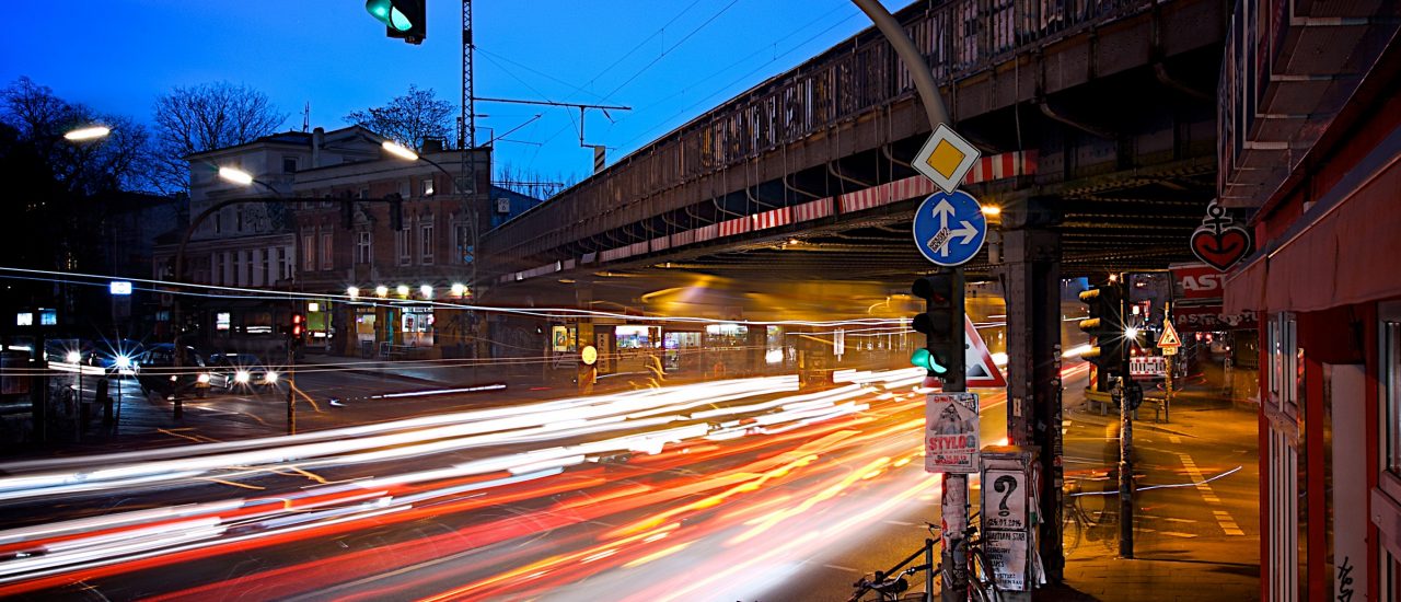 Rush Hour am Abend, damit endet ein stressiger Arbeitstag im Stau. Das Mobilitätsmanagement soll das ändern. Foto: Rush Hour CC BY-SA 2.0 | André Hofmeister / flickr.com