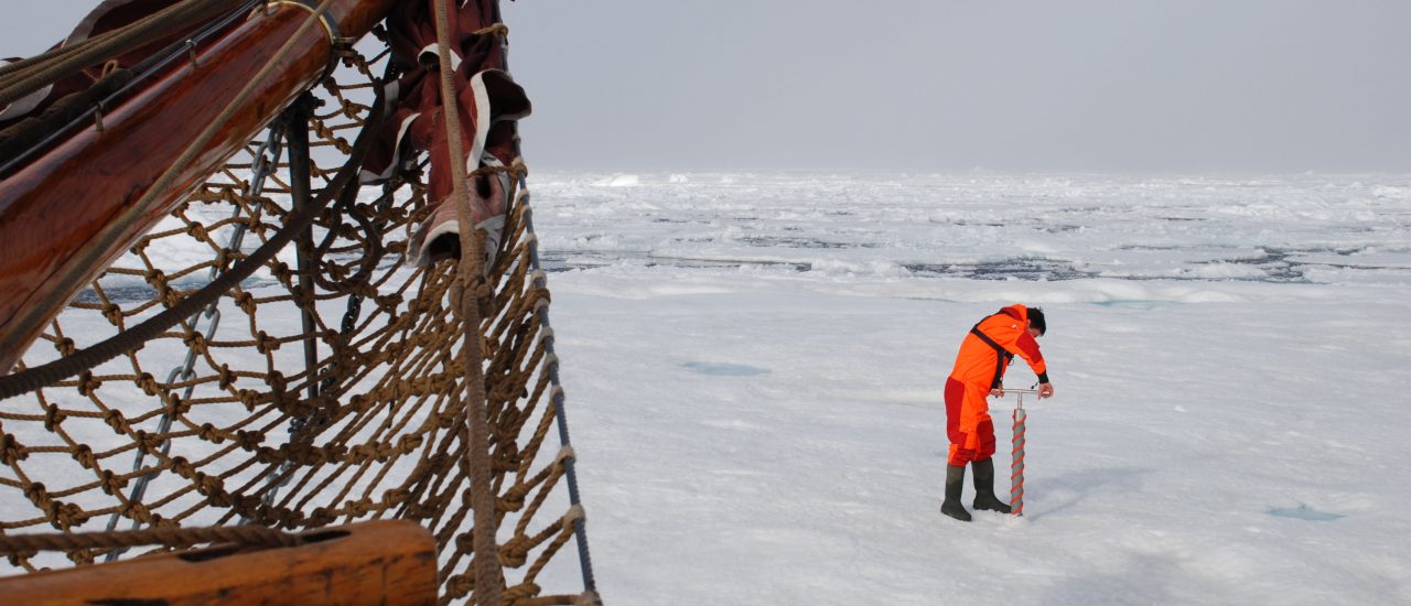 Klimaforscher des Max-Planck-Instituts nehmen Eisproben in der Arktis um mehr über die Eisschmelze zu erfahren. Foto: Max-Planck-Institut (Pressefoto).