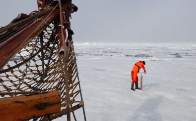 Klimaforscher des Max-Planck-Instituts nehmen Eisproben in der Arktis um mehr über die Eisschmelze zu erfahren. Foto: Max-Planck-Institut (Pressefoto).
