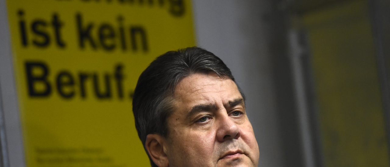 Wirtschaftsminister Sigmar Gabriel beim Besuch eines Berliner Integrationsprojekts im Dezember 2015. Sein Ministerium unterstützt das Netzwerk „Unternehmen integrieren Flüchtlinge“. Foto: AFP | Tobias Schwarz