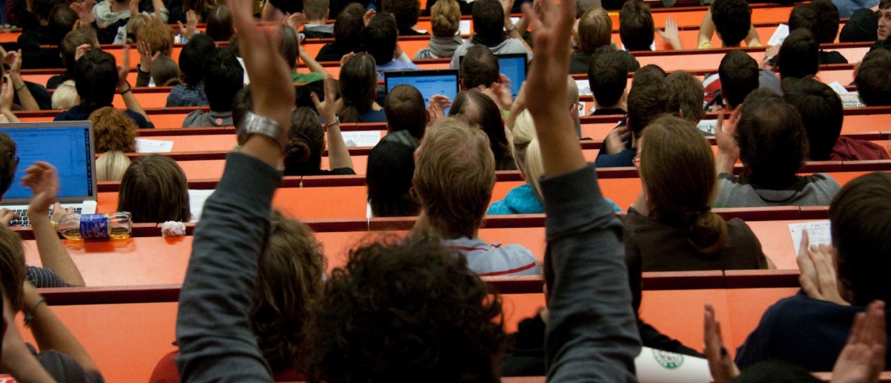 Studenten in einem Hörsaal: Wenn sie in der Wissenschaft bleiben wollen, warten nicht selten Kettenbefristungen auf sie. Foto: unibrennt-07 | CC BY 2.0 | Mario Habenbacher / flickr.com