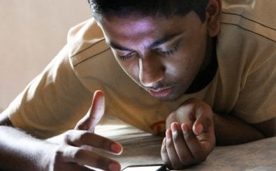 Welche Rolle spielt das Smartphone für die Internetsucht? Foto: smartphone teen | CC BY 2.0 | Pabak Sarkar / flickr.com