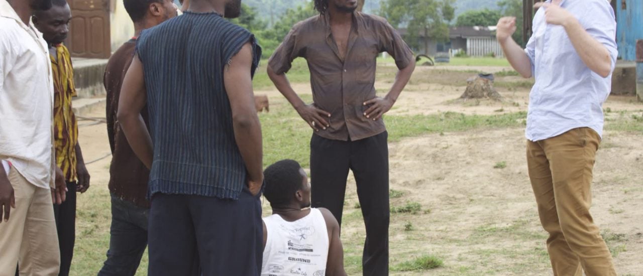 Maximilian Claussen als Co-Regisseur am Filmset von „The Cursed Ones“ in Ghana. Foto: Maximilian Claussen | Zissou Pictures.