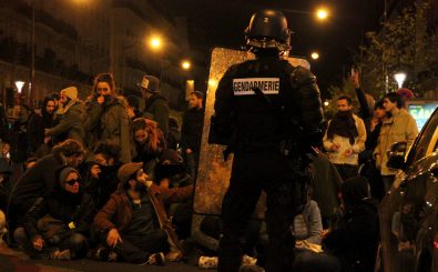Der Ausnahmezustand in Frankreich betrifft nicht nur die Terrorismusprävention, sondern auch Demonstrationen gegen die Arbeitsrechtsreform. Foto: Nuit Debout – Violences | CC BY 2.0 | Maya-Anaïs Yataghène | flickr.com