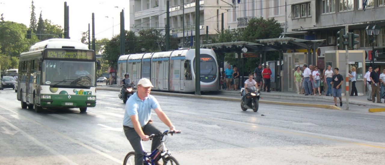 Öffentliche Verkehrsmittel und Fahrradfahrer – sieht so nachhaltiger Verkehr aus? Foto: Radfahrer CC BY-SA 2.0 | tilo 2005 / flickr.com