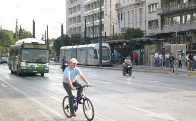 Öffentliche Verkehrsmittel und Fahrradfahrer – sieht so nachhaltiger Verkehr aus? Foto: Radfahrer CC BY-SA 2.0 | tilo 2005 / flickr.com