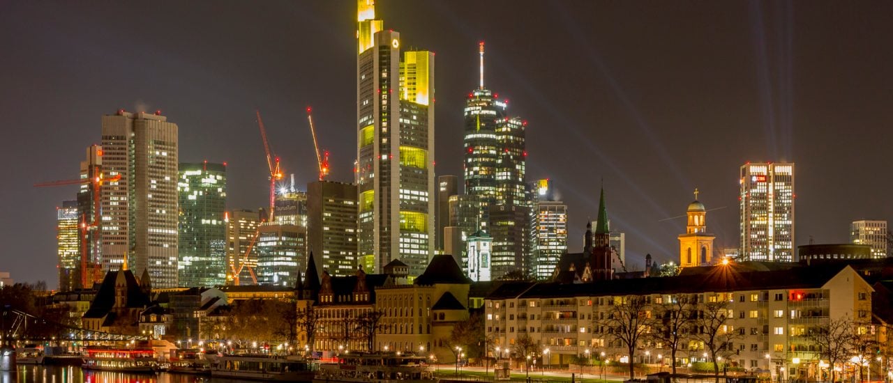 Deutsche Mainromantik meets moderne Wolkenkratzer – die Skyline von Frankfurt am Main. Foto: Frankfurt at night |  CC BY 2.0 | Carsten Frenzl / Flickr