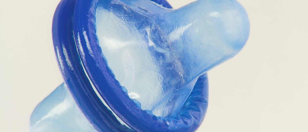 Der Klassiker unter den Verhütungsmethoden: das Kondom schützt nicht nur vor ungewollter Schwangerschaft, sondern auch vor ansteckenden Krankheiten. Foto: Kondom – Blau. CC BY-ND 2.0 | Tomizak / flickr.com