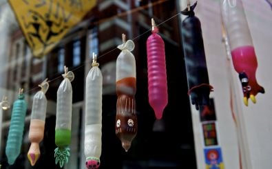 Lebensretter aus Latex: Kondome schützen vor gefährlichen Krankheiten und Infektionen. Foto: condoms on display, amsterdam / credits: CC BY 2.0 | Peter Rivera / flickr.com