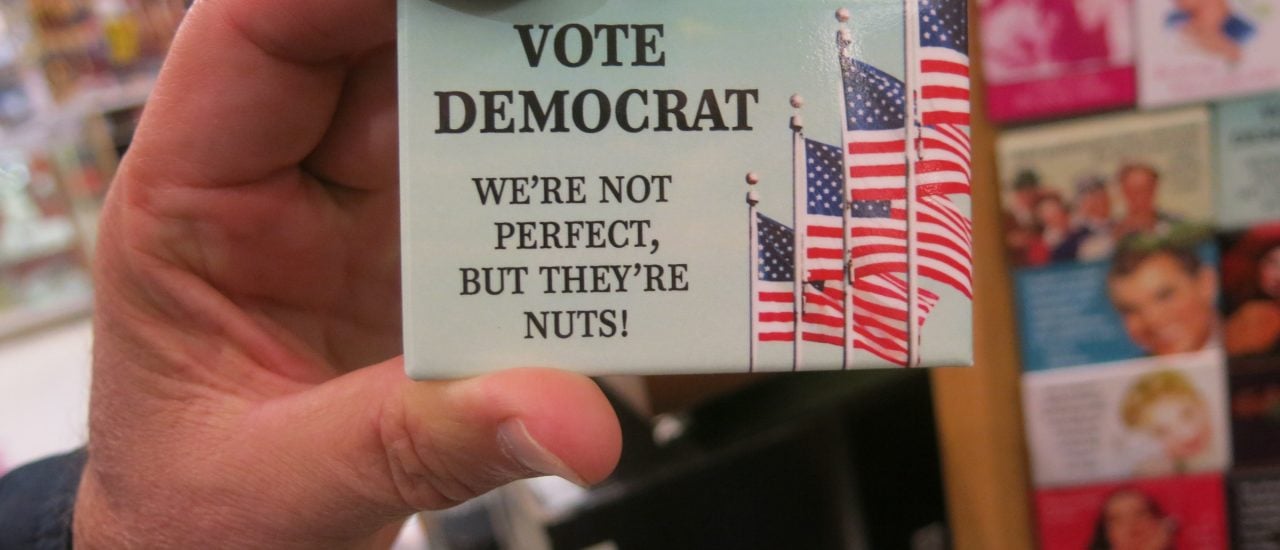 Die Demokraten sollte man wählen, weil man keine bessere Option hat. Foto: VOTE DEMOCRAT „we’re not perfect, but they’re nuts!!“ — magnet politicks — castro living, scott richard | CC BY-ND 2.0 | torbakhopper | flickr.com.