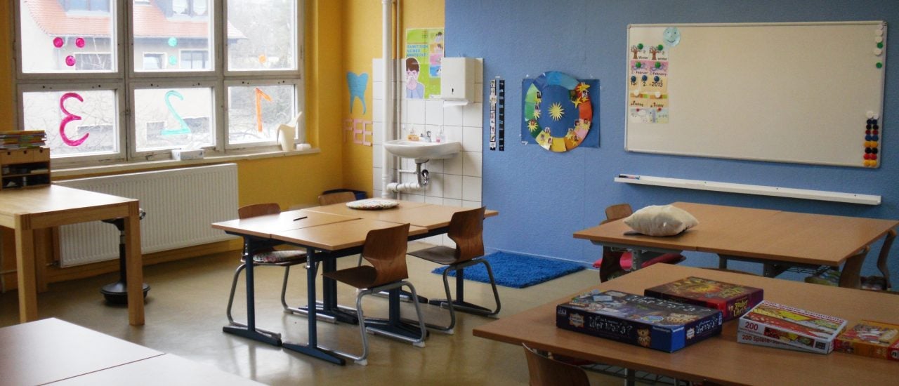 Leere Klassenräume in den Ferien. Grund genug, Lehrern über die Ferien zu kündigen? JFK-Schule (5) | CC BY-ND 2.0 | Michael Panse / flickr.com.