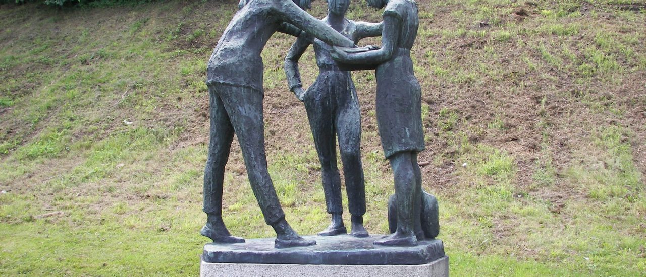 Mediation ist mehr als nur lächelnd Händchen halten. Mediation bedeutet konstruktiv und gemeinsam eine Lösung finden – auch durch Diskussionen wie in der gleichnamigen Skulptur von Nanna Ullman. Foto: 3.0 Unported | Henrik Sendelbach | wikimedia.org