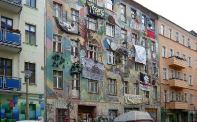 Kein ungewöhnliches Bild in der Rigaer Straße: ein alternatives Hausprojekt zwischen Neubauten. Foto: CC BY-SA 3.0 | Angela M. Arnold | Wikimedia Commons