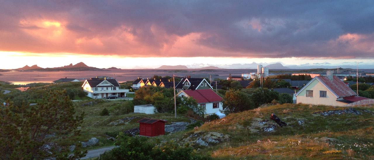 Es gibt nicht nur jede Menge gute norwegische Musik, sondern wohl auch die besten Sonnenuntergänge beim Traena-Festival. Foto: | Marie Landes.