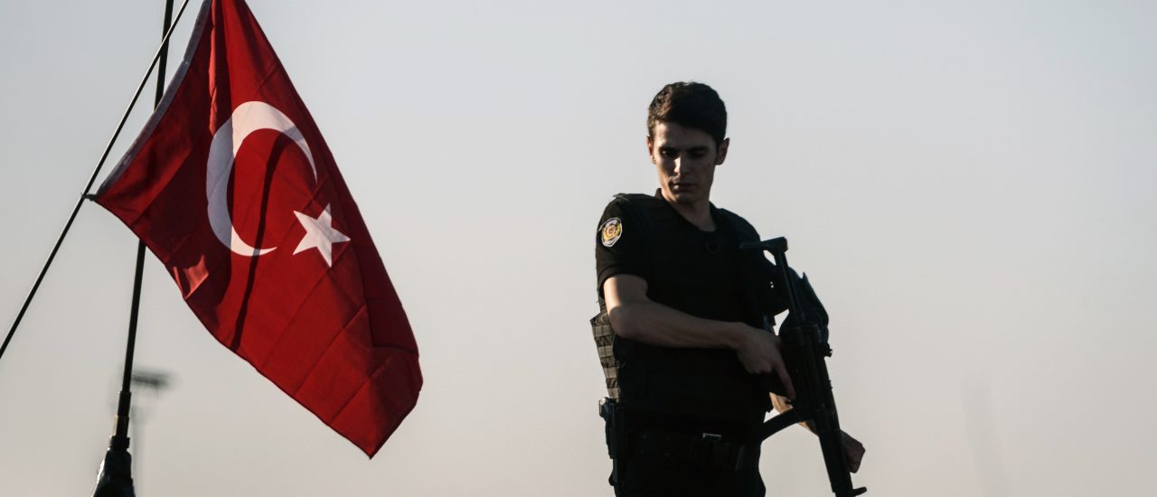 Auch drei Tage nach dem gescheiterten Putsch bleibt die Lage in der Türkei angespannt. In Istanbul sind Spezialkräfte zusammengezogen worden. Foto: | Ozan Kose/AFP.