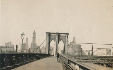 „The Fountainhead“ spielt im New York der 1920er- und 30er-Jahre. Foto: Street view of the Brooklyn Bridge and skyline / credits: CC BY 2.0 | simpleinsomnia / flickr.com