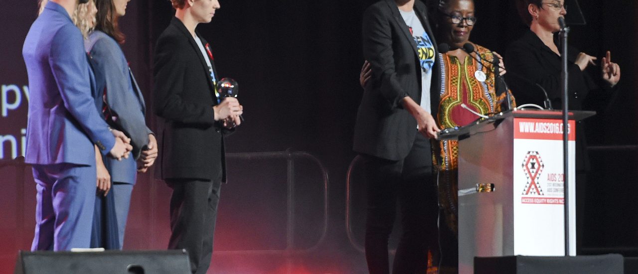 Charlize Theron bei der Eröffnung der Welt-Aids-Konferenz in Durban. Foto: International AIDS Conference, 18-22 Jul 2016 | CC BY-ND 2.0 | GovernmentZA | flickr.com.