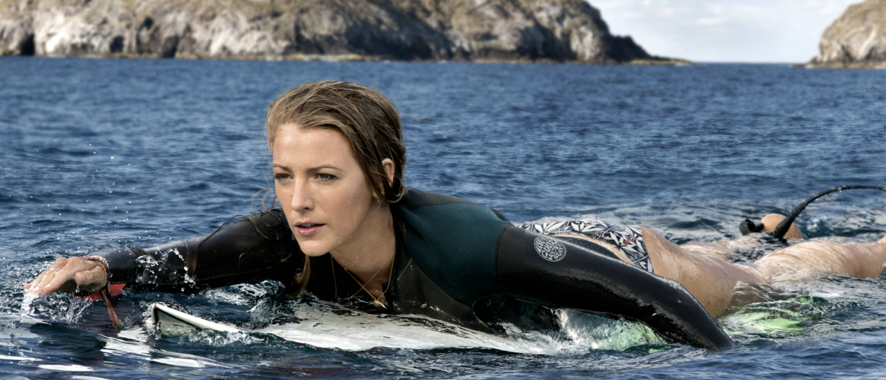 Noch verfolgt der Hai Nancy (Blake Lively) in The Shallows nicht. Foto: The Shallows | © Sony Pictures Releasing GmbH