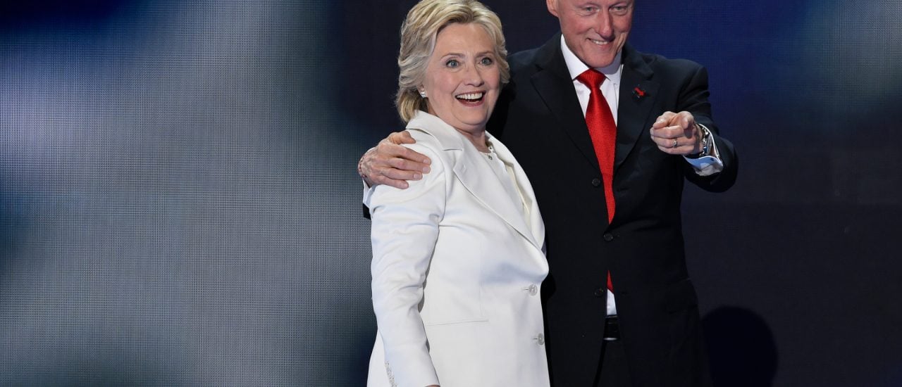 Will, wenn alles gut geht, demnächst weniger verdienen – als US-Präsidentin. Hillary Clinton mit ihrem Mann, Ex-Präsident Bill Clinton. Bei den US-Präsidenten geht das große Geldverdienen meist nach der Amtszeit los. | Foto: Saul Loeb / AFP