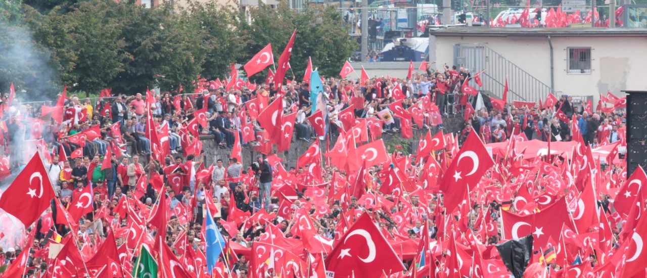 Viele Demonstranten haben bei einer Erdogan-Demo am vergangenen Sonntag die türkische Landesfahne geschwengt. Foto: Erdogan-Demo-Köln-31-07-2016-Deutzer-Werft (1) | Andreas Trojak | flickr.com | CC BY 2.0