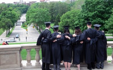 Nicht alle Studenten können in eine rosige Zukunft blicken. Foto: Graduation | Alan Light | flickr.com | CC BY 2.0