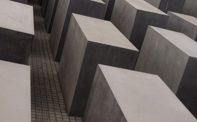 Das Holocaust-Mahnmal in Berlin erinnert an den Völkermord von mehr als fünf Millionen Juden. Foto: epl312_5020614/ credits: CC BY 2.0 | Tomasz Przechlewski / flickr.com