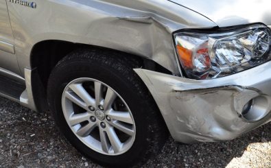 Auch ein kleiner Blechschaden kann teuer werden. Besonders ärgerlich, wenn man reingelegt wurde – Versicherungsbetrüger nutzen dafür provozierte Unfälle. Foto: 20100321 Car Accident 004 | CC BY 2.0 | John / flickr.com