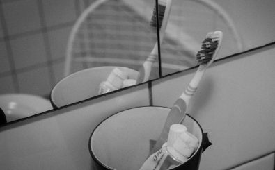 Auch mit jahrelanger Erfahrung kann beim Zähneputzen etwas dazugelernt werden. Foto: Toothbrush CC BY 2.0 | Lisa de Wilde / flickr.com