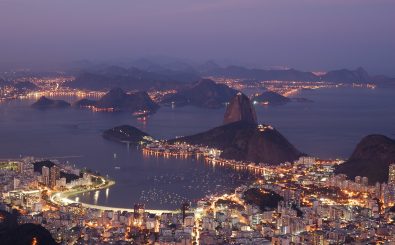 Rio de Janeiro bei Nacht. Nacht ist es auch für viele deutsche Olympia-Fans: Wegen der Zeitverschiebung laufen viele Wettkämpfe hier erst spät im Fernsehen. Foto: cidade maravilhosa CC BY-SA 2.0 | Rosino / flickr.com