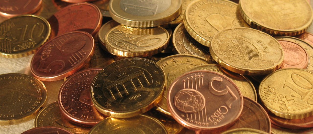 Der BAföG-Höchstsatz steigt um knapp zehn Prozent. Einen Geldsegen bringt die Reform allerdings nicht. Foto: Euro coins CC BY-SA 2.0 | 24oranges.nl / flickr.com