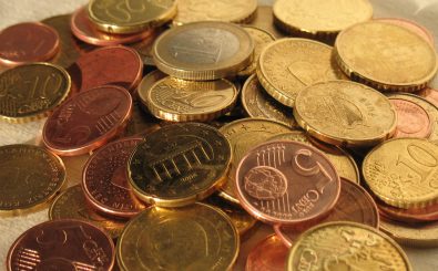 Der BAföG-Höchstsatz steigt um knapp zehn Prozent. Einen Geldsegen bringt die Reform allerdings nicht. Foto: Euro coins CC BY-SA 2.0 | 24oranges.nl / flickr.com