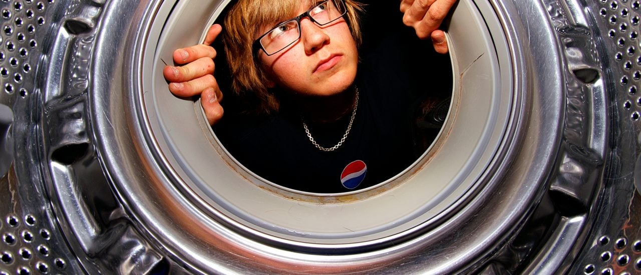 So mancher Wasch-Anfänger hat schon einen verwirrten Blick in die Trommel geworfen. Foto: Washing machine. /credits: CC BY 2.0 | Alexander Lindquist / flickr.com
