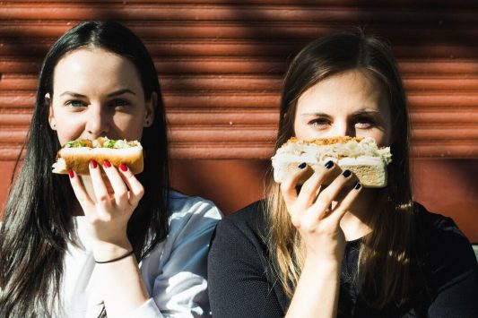 Julia und Isa - zeigen seit April auf ihrem Blog "Zucker & Jagdwurst" ihre kulinarischen Entdeckungen.