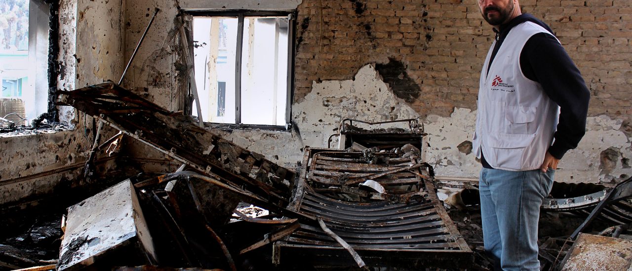 Angriffe auf Hilfsorganisationen gehören zum traurigen Alltag. Im Oktober 2015 hat ein US-Luftangriff „versehentlich“ ein Krankenhaus von Ärzte ohne Grenzen in Kundus getroffen. Foto: Najim Rahim | AFP