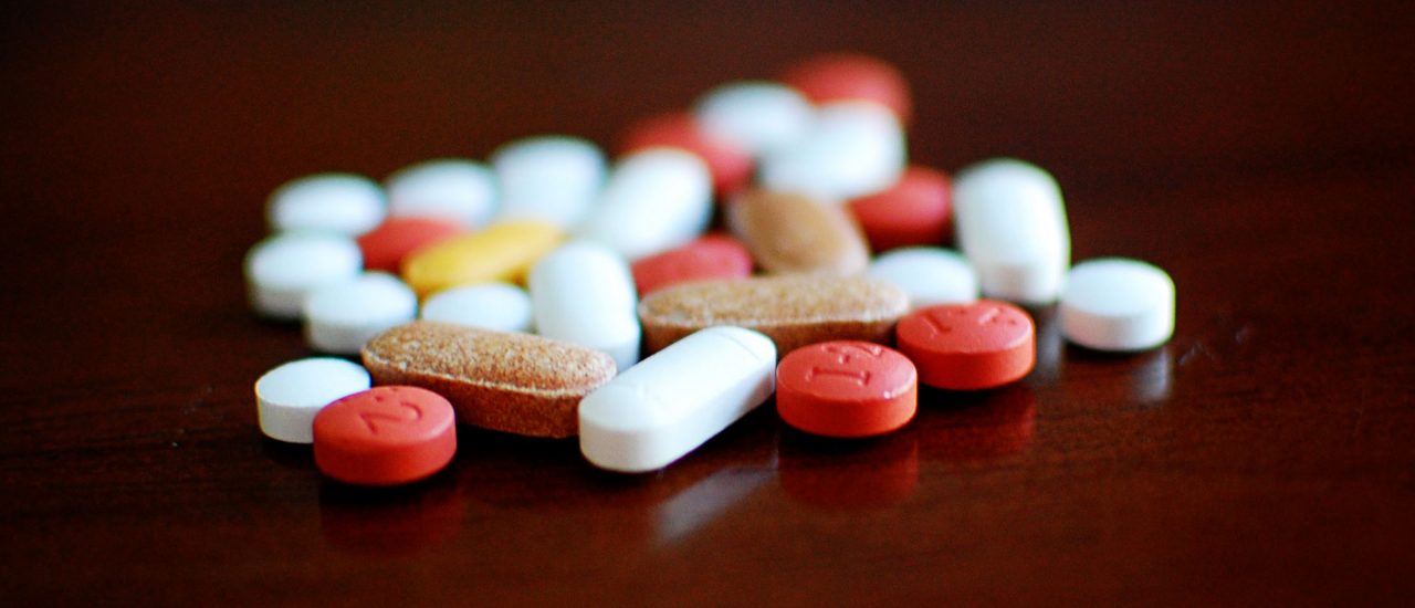 Mit der Herstellung von gefälschten Medikamenten lässt sich mittlerweile mehr Geld verdienen als mit Heroin. Für Kunden ist das Geschäft höchst risikoreich, denn sie wissen weiß nicht, was wirklich in dem gekauften Mittel steckt. Foto: Pills / credits: CC BY 2.0 | Jamie / flickr.com