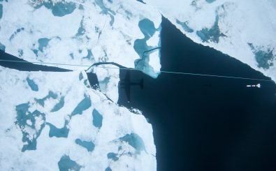 Mit einem Meereisdickensensor sind die Forscher in den Sommermonaten über die Arktis geflogen. Dabei haben sie zum ersten Mal offene Wasserflächen am Nordpol entdeckt. Foto: AWI | Alfred-Wegener-Institut/IceCam
