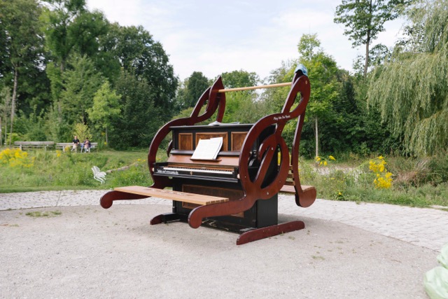 Das "Swing me, I'm yours"-Klavier wurde von der Schreinerin Katrin Bauerschmidt gestaltet und steht im Rosengarten an der Isar in München. - Foto: Vipasana Roy / Isarlust e.V.