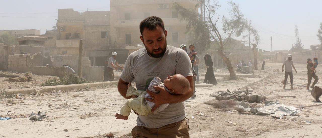 Helfer nach einem Bombenangriff am 27. August 2016 in Aleppo in Syrien. Foto: Ameer Alhalbi | AFP