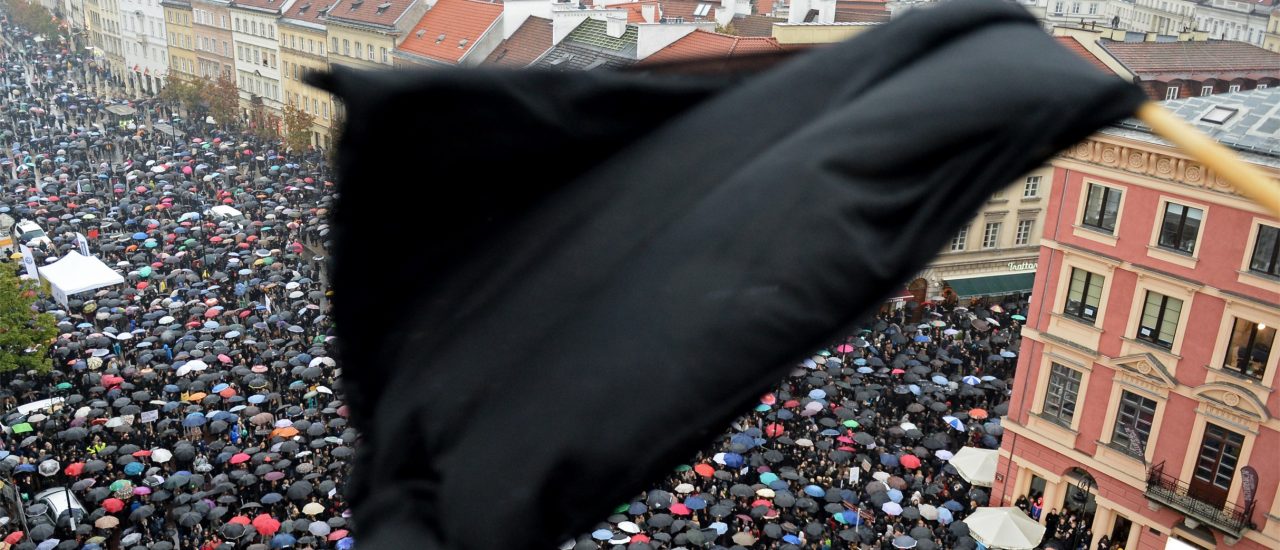 Hunderttausende haben an den Protesten gegen das Abtreibungsverbot in Polen teilgenommen. Foto: Jankek Skaryzynski | AFP.