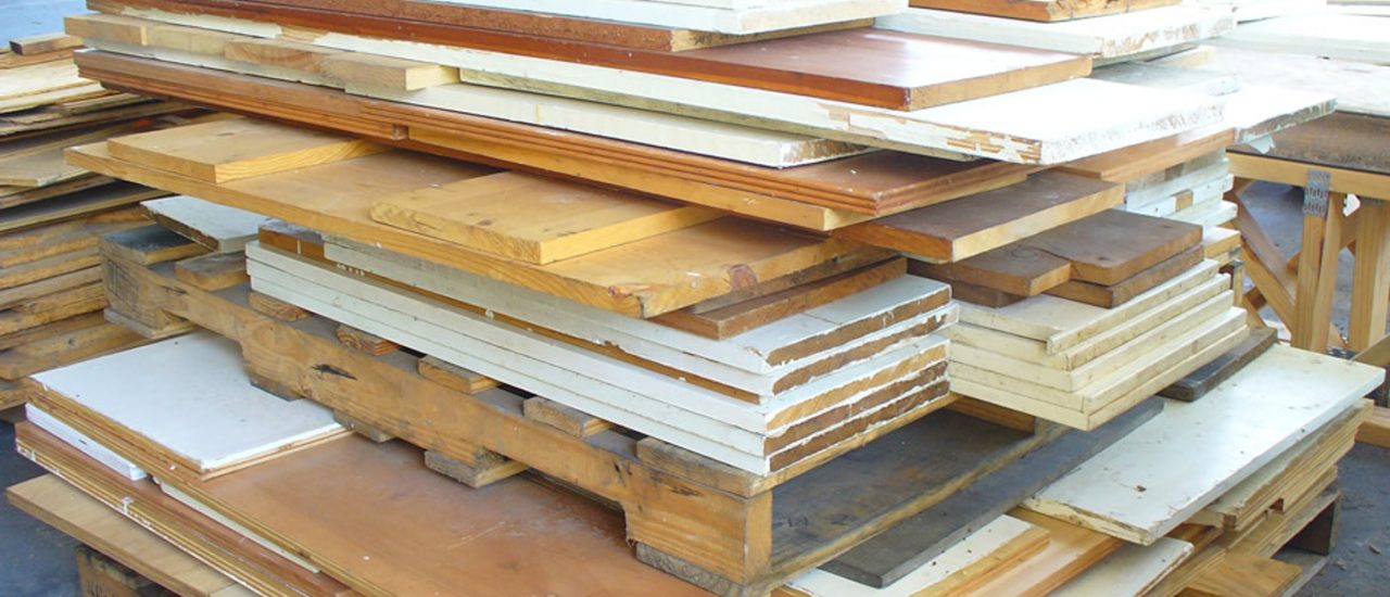 Holz übrig? Aus alten Brettern und Leisten lässt sich noch ziemlich viel herstellen. Foto: Plywood and Shelving CC BY 2.0 | Reuse Warehouse / flickr.com