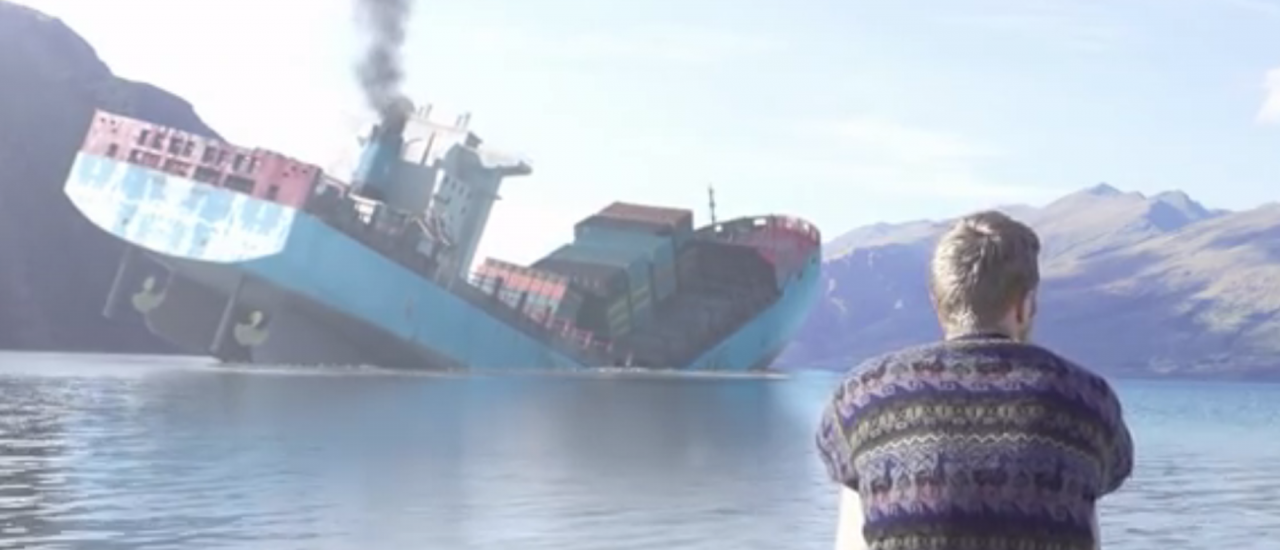 Maeckes sitzt am Fjord und nebenbei sinkt ein Schiff. Das ist absolut uninteressant und gleichzeitig doch spannend. Foto: Screenshot | Maeckes | Bildundtonfabrik.