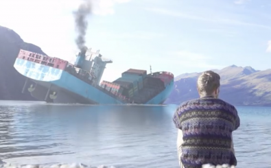 Maeckes sitzt am Fjord und nebenbei sinkt ein Schiff. Das ist absolut uninteressant und gleichzeitig doch spannend. Foto: Screenshot | Maeckes | Bildundtonfabrik.