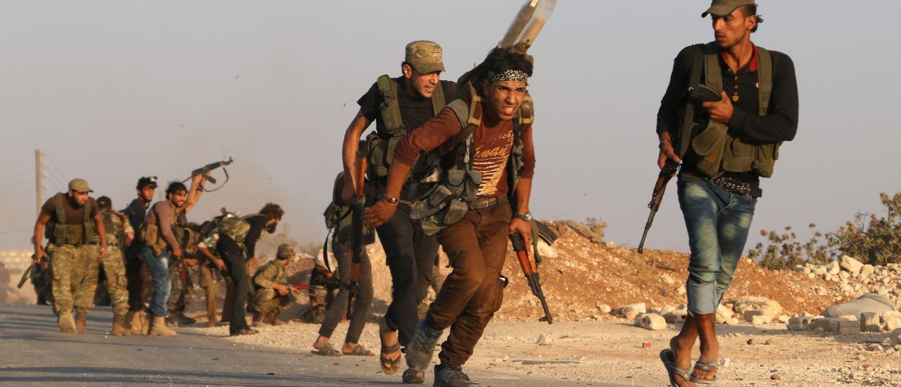 Syrische Freiheitskämpfer beim Sturm auf eine IS-Stellung. Foto: Nazeer al-Khatib | AFP
