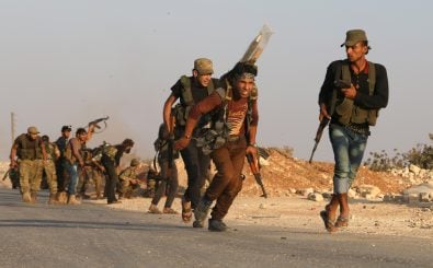 Syrische Freiheitskämpfer beim Sturm auf eine IS-Stellung. Foto: Nazeer al-Khatib | AFP